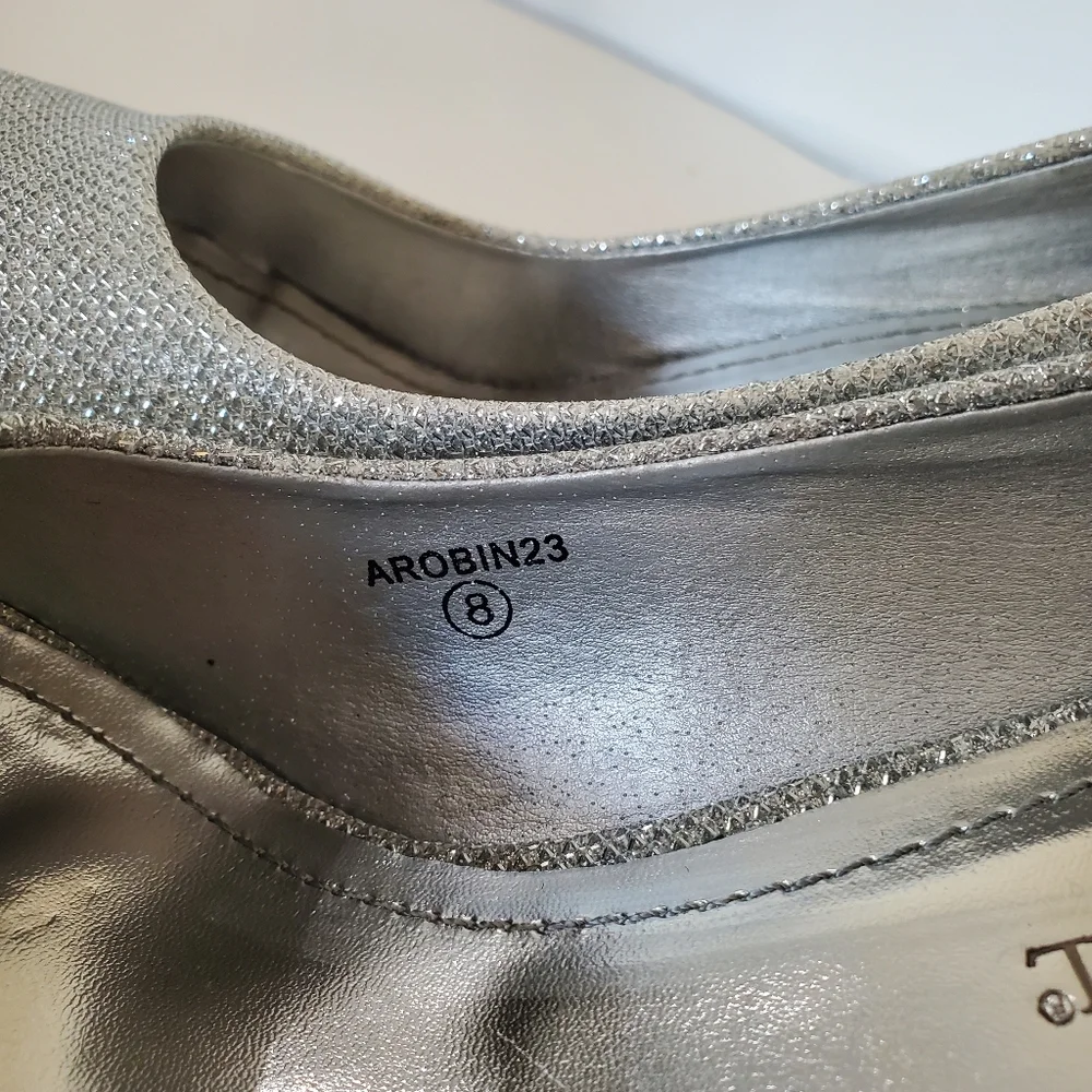 Sparkly Silver 8 Slip On Pump Michaelangelo 3.5" Heel David's Bridal AROBIN23 - Picture 4 of 16